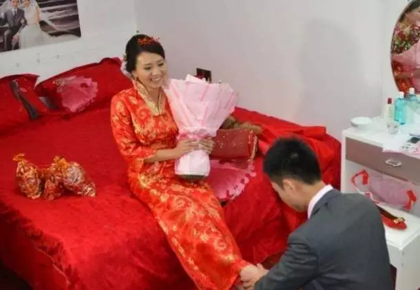 小叔子結婚我隨禮一萬,婚禮上弟妹敬老公一杯酒,我的心都涼透了