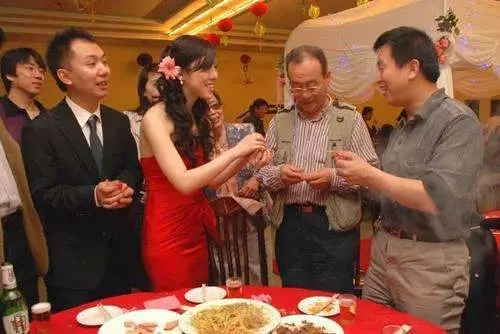 小叔子結婚我隨禮一萬,婚禮上弟妹敬老公一杯酒,我的心都涼透了