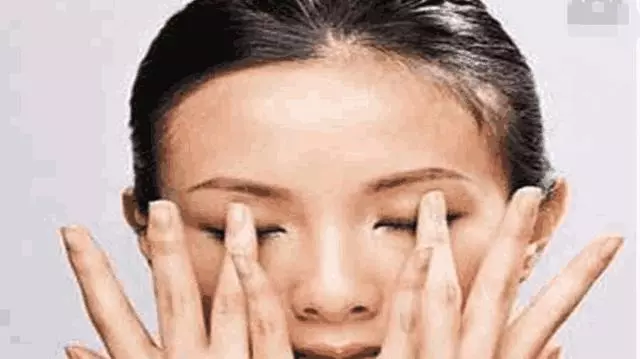 眼睛模糊看不清,可能是3種病在作祟,每天這樣拍打眼睛防治眼病