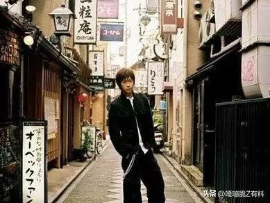 阿信竟然只比陳奕迅小一歲?看完他,忍不住要一份保養清單