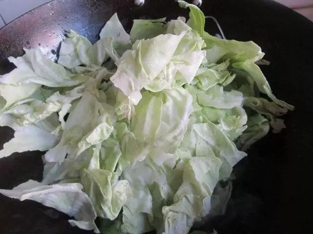捲心菜這樣做比干鍋包菜好,減肥補充維生素,冬天多吃這菜不感冒