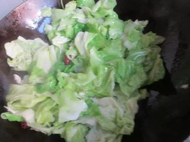 捲心菜這樣做比干鍋包菜好,減肥補充維生素,冬天多吃這菜不感冒