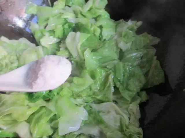 捲心菜這樣做比干鍋包菜好,減肥補充維生素,冬天多吃這菜不感冒