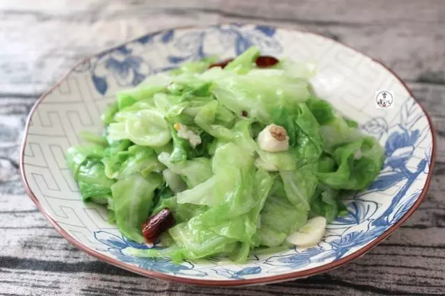 捲心菜這樣做比干鍋包菜好,減肥補充維生素,冬天多吃這菜不感冒