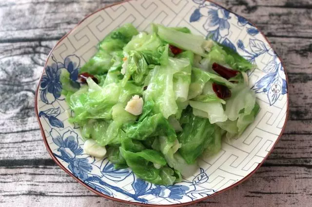 捲心菜這樣做比干鍋包菜好,減肥補充維生素,冬天多吃這菜不感冒