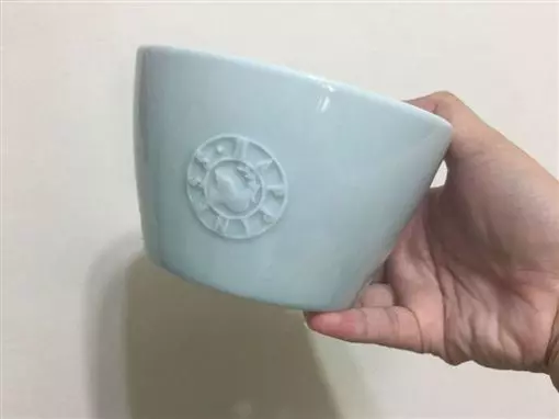 帆合金瓷碗?!浴室洗碗失手「毀損馬桶」...樓主決定「壓壓驚」讓網全歪:超荒謬
