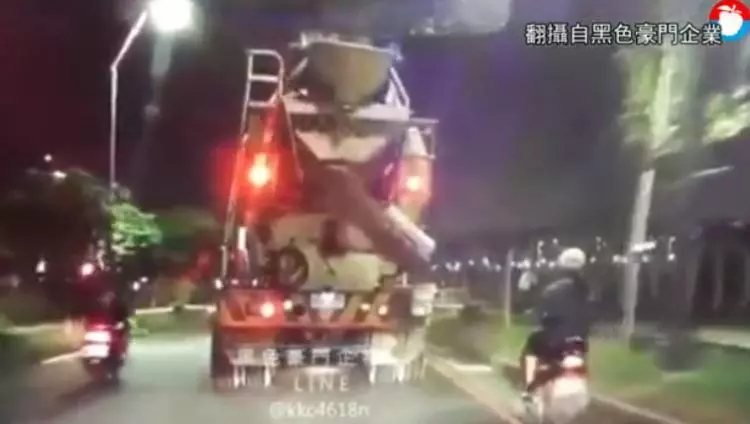 影片曝光慎入!護理師鑽水溝蓋抄大車「水泥預拌車爆頭」…網:這點絕不能忽視