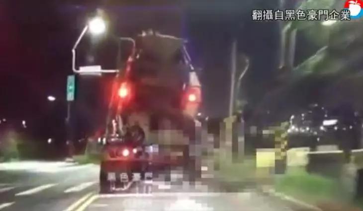 影片曝光慎入!護理師鑽水溝蓋抄大車「水泥預拌車爆頭」…網:這點絕不能忽視