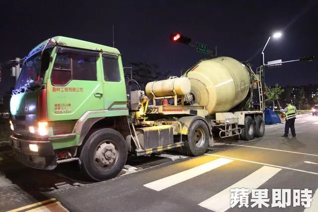 影片曝光慎入!護理師鑽水溝蓋抄大車「水泥預拌車爆頭」…網:這點絕不能忽視