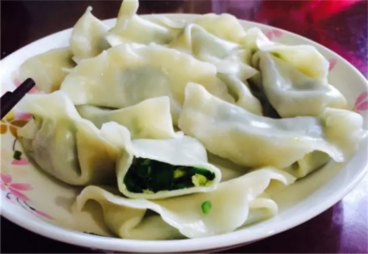 懷孕想吃餃子婆婆懶得包,親媽包送來後下樓拿快遞,上樓後心涼了