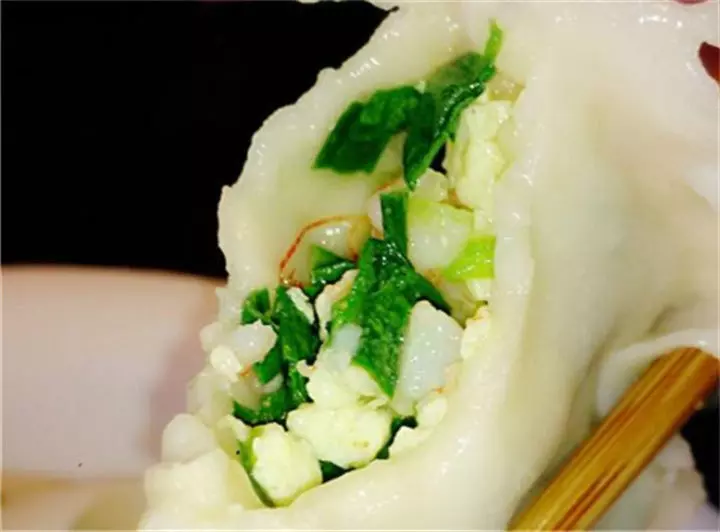 懷孕想吃餃子婆婆懶得包,親媽包送來後下樓拿快遞,上樓後心涼了