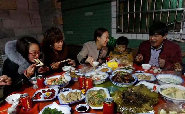 岳母過生日我給500紅包,吃飯時小外甥一句話,我偷偷塞2萬