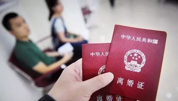 離婚三年前妻沒改嫁,男子想趁機復婚,敲開門後,他尖叫三聲離開