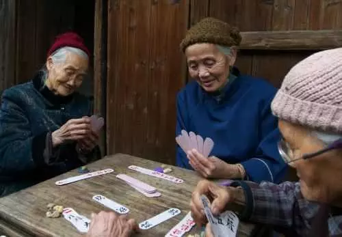 婆婆只顧打牌拒絕看孫子,兒媳無奈辭職,第二天,婆婆求媳婦上班