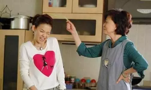 婆婆只顧打牌拒絕看孫子,兒媳無奈辭職,第二天,婆婆求媳婦上班