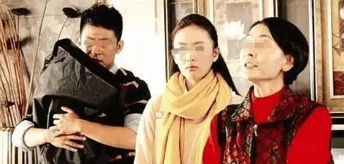 婚禮上俺給公婆敬酒,婆婆扔下十塊錢在地上,老公指地下俺樂了