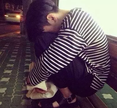 他給母親請保姆,母親卻整天挨餓,回家算帳,推開門卻給保姆磕頭