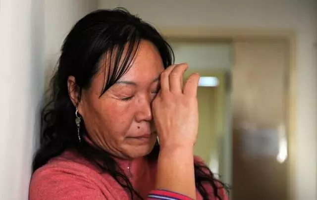 女兒嫁窮老公,母親和她斷絕來往,三年后街頭相遇,母親淚目