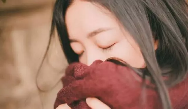 女兒嫁窮老公,母親和她斷絕來往,三年后街頭相遇,母親淚目