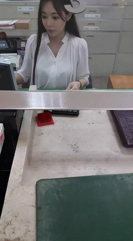 「銀行妹子好正」他去開戶被行員煞到… 趕緊用手機偷拍!