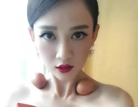 自爆體重106斤!陳喬恩被拍衣服穿太緊,驚現『可疑肉團』&『麒麟臂』?! 網友:贅肉都被勒出來了