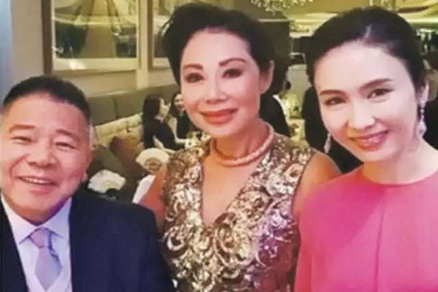 黎姿老公站起來了,跟隨老婆逛街不減速,只是褲腿寬鬆看著心酸