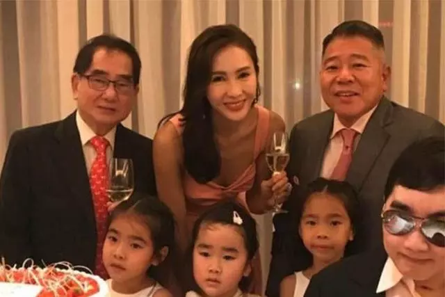 黎姿老公站起來了,跟隨老婆逛街不減速,只是褲腿寬鬆看著心酸