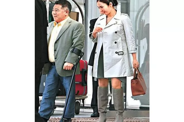 黎姿老公站起來了,跟隨老婆逛街不減速,只是褲腿寬鬆看著心酸