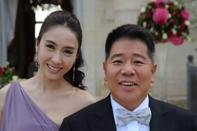 黎姿老公站起來了,跟隨老婆逛街不減速,只是褲腿寬鬆看著心酸