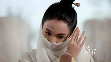 黎姿老公站起來了,跟隨老婆逛街不減速,只是褲腿寬鬆看著心酸