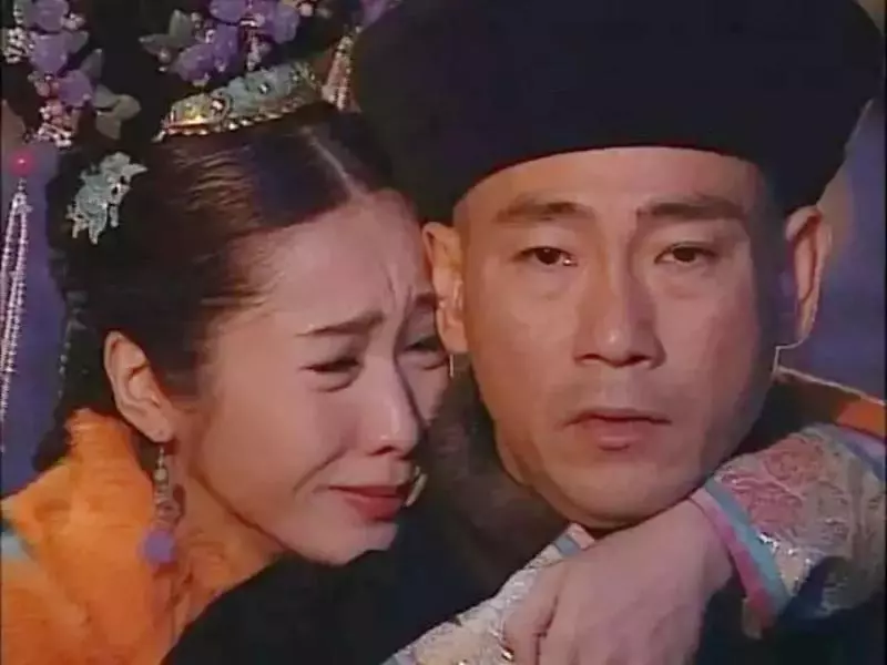 黎姿老公站起來了,跟隨老婆逛街不減速,只是褲腿寬鬆看著心酸