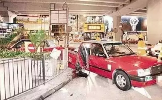 黎姿老公站起來了,跟隨老婆逛街不減速,只是褲腿寬鬆看著心酸