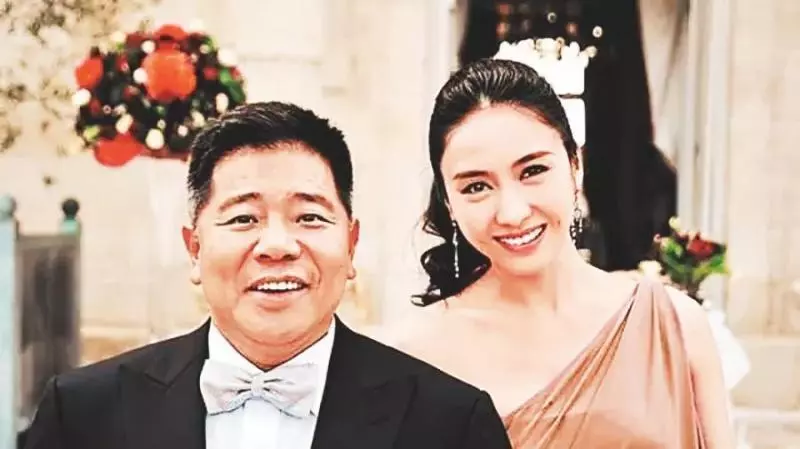 黎姿老公站起來了,跟隨老婆逛街不減速,只是褲腿寬鬆看著心酸