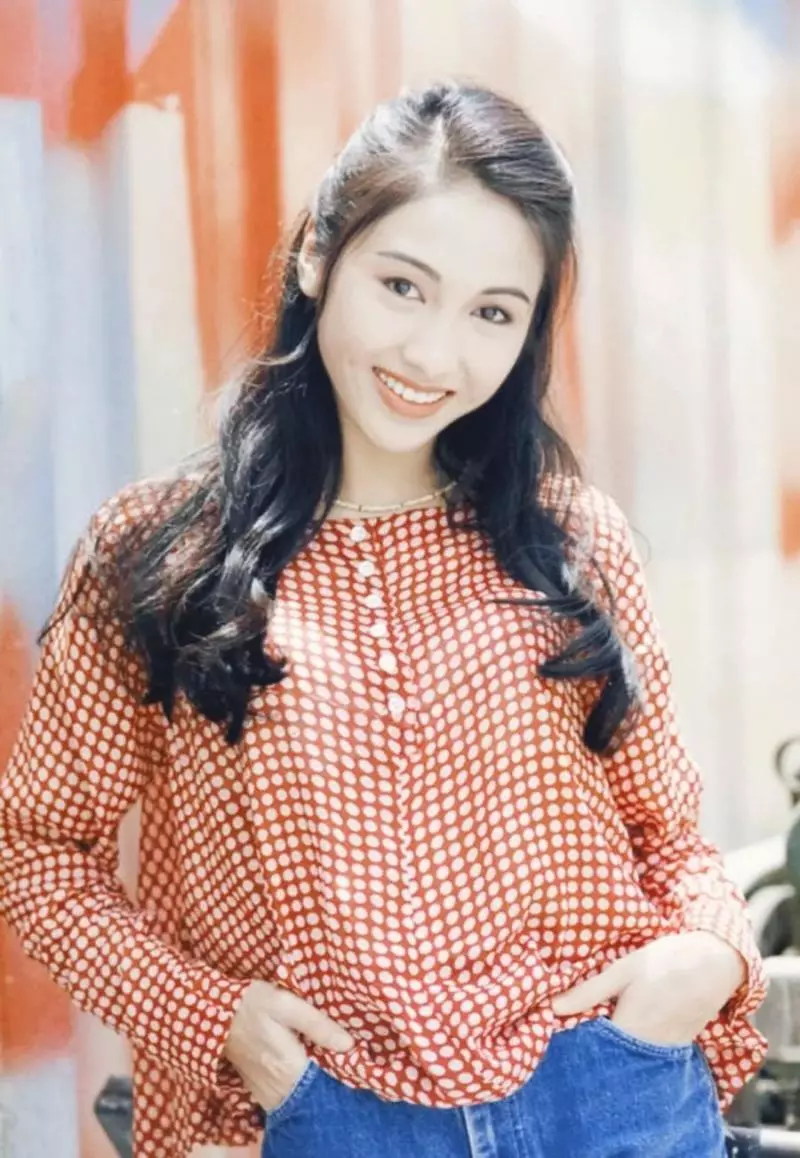 黎姿老公站起來了,跟隨老婆逛街不減速,只是褲腿寬鬆看著心酸