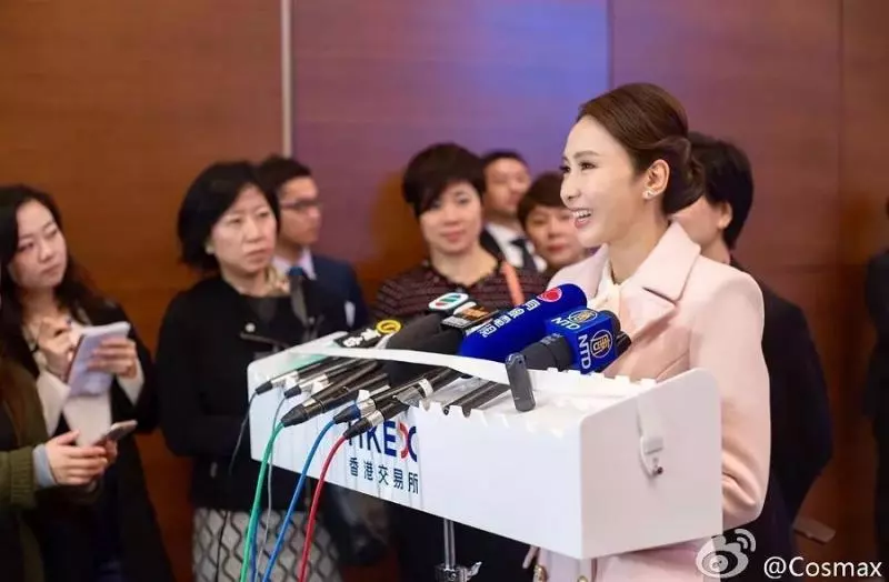 黎姿老公站起來了,跟隨老婆逛街不減速,只是褲腿寬鬆看著心酸