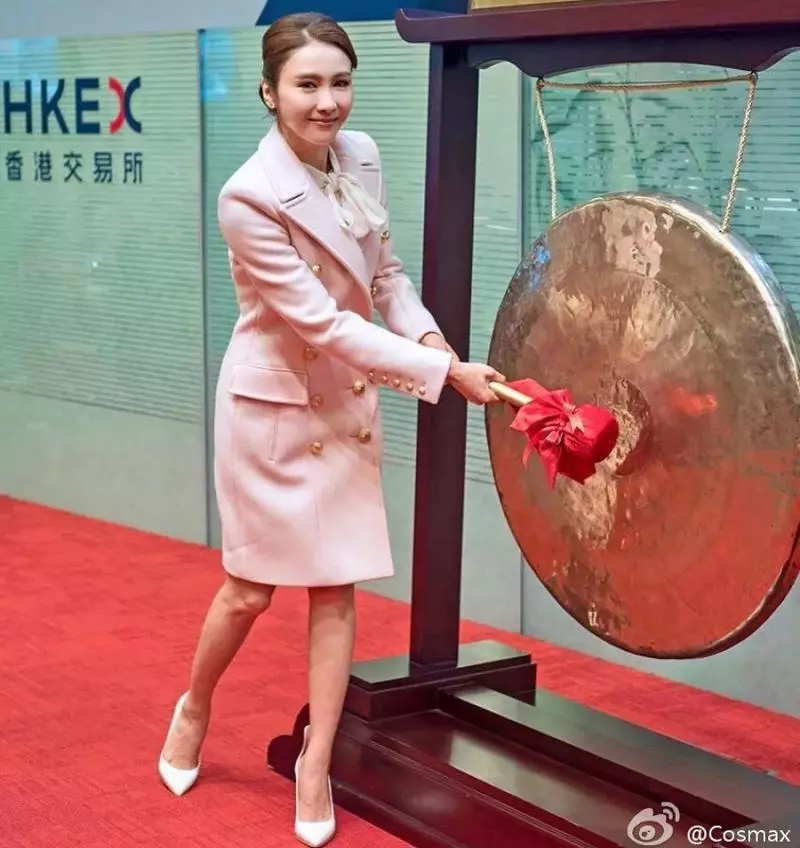 黎姿老公站起來了,跟隨老婆逛街不減速,只是褲腿寬鬆看著心酸