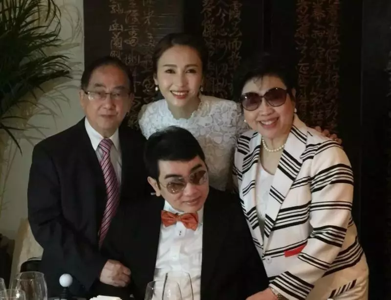 黎姿老公站起來了,跟隨老婆逛街不減速,只是褲腿寬鬆看著心酸