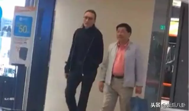 謝賢失戀後與男友人逛商場,82歲高齡手中的拐杖依舊是飾品