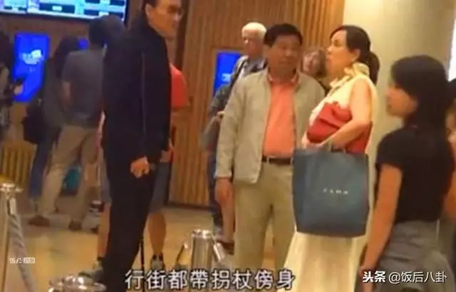 謝賢失戀後與男友人逛商場,82歲高齡手中的拐杖依舊是飾品