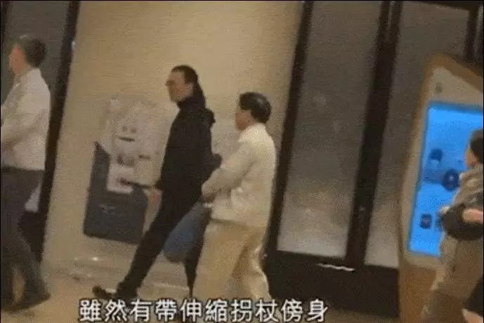 謝賢失戀後與男友人逛商場,82歲高齡手中的拐杖依舊是飾品
