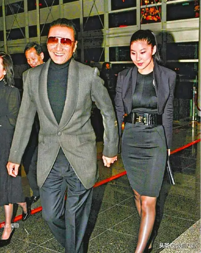 謝賢失戀後與男友人逛商場,82歲高齡手中的拐杖依舊是飾品