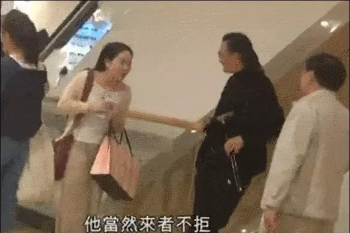 謝賢失戀後與男友人逛商場,82歲高齡手中的拐杖依舊是飾品