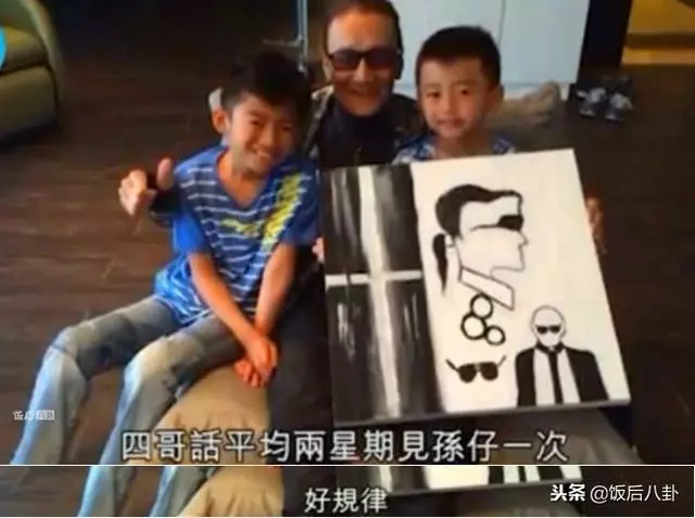 謝賢失戀後與男友人逛商場,82歲高齡手中的拐杖依舊是飾品