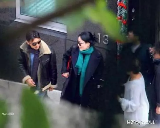 謝賢失戀後與男友人逛商場,82歲高齡手中的拐杖依舊是飾品
