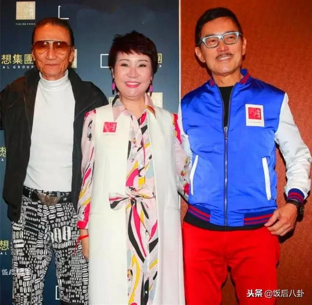 謝賢失戀後與男友人逛商場,82歲高齡手中的拐杖依舊是飾品