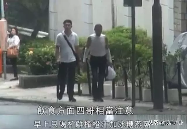 謝賢失戀後與男友人逛商場,82歲高齡手中的拐杖依舊是飾品