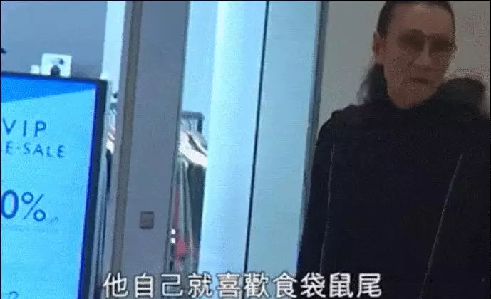 謝賢失戀後與男友人逛商場,82歲高齡手中的拐杖依舊是飾品