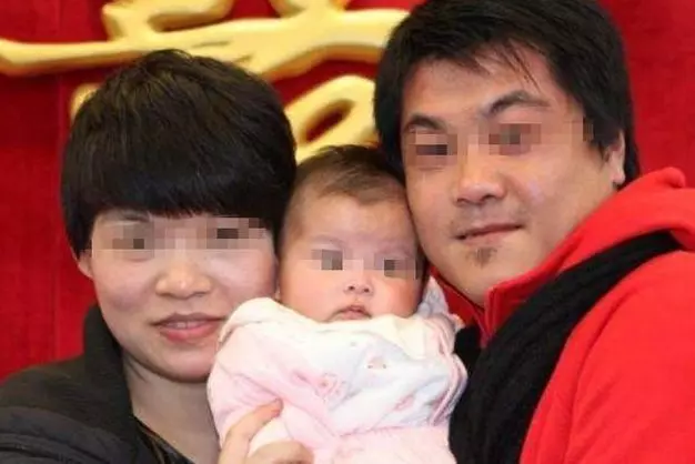 妻子去世後,3歲女兒指著大木櫃喊媽媽,我撬開鎖,低頭一看愣了