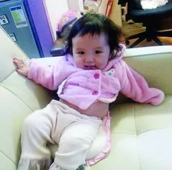 妻子去世後,3歲女兒指著大木櫃喊媽媽,我撬開鎖,低頭一看愣了