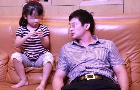 妻子去世後,3歲女兒指著大木櫃喊媽媽,我撬開鎖,低頭一看愣了